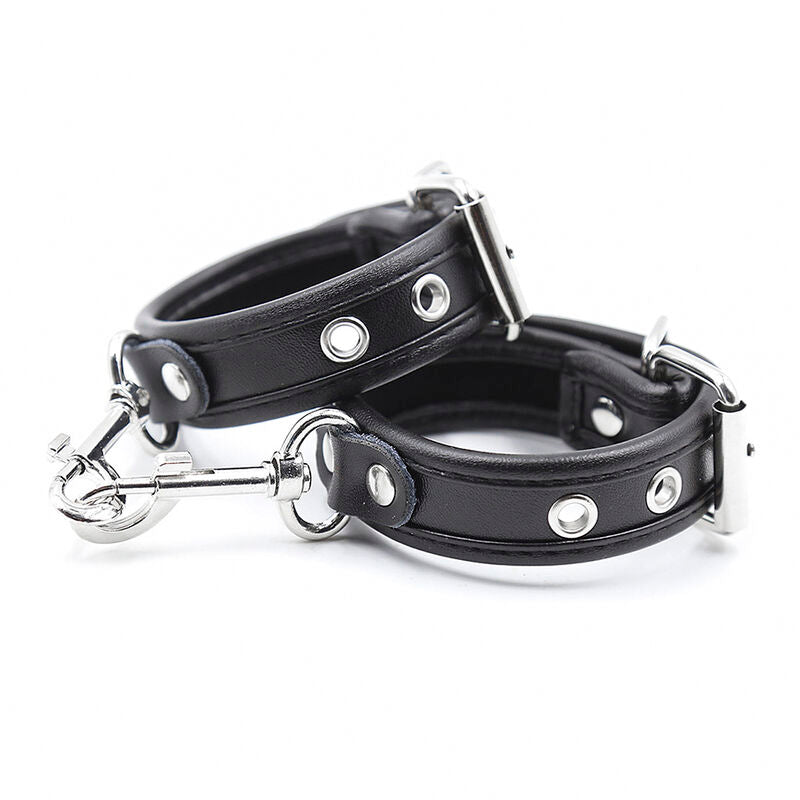Restricciones de muñecas Ohmama Fetish ajustables en PVC