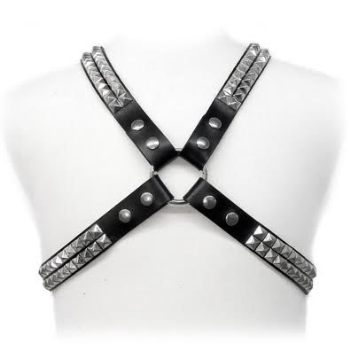 Arnés de cuero Leather Body con tachuelas piramidales