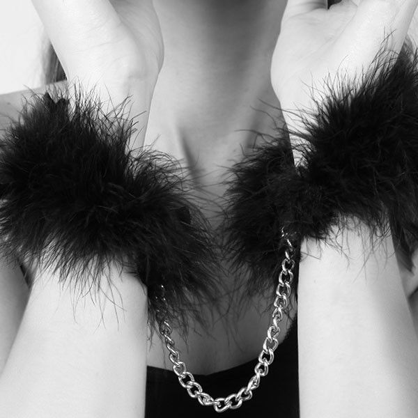 Esposas de plumas Bijoux Indiscrets Za Za Zu ajustables
