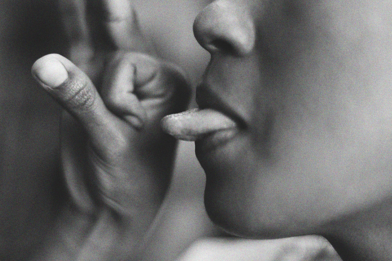 Beso negro: qué es y cómo practicarlo con seguridad