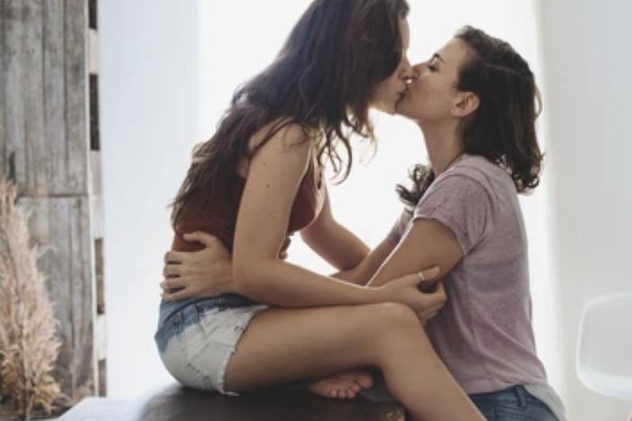 Cómo usar un dildo doble: posturas y guía para parejas